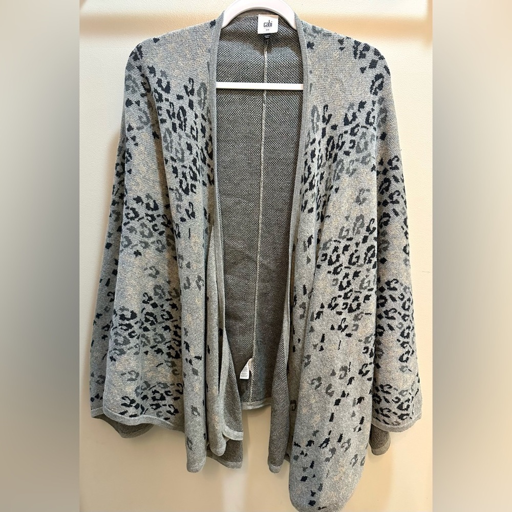 Cabi Gigi Cape OS Knit Sweater Poncho in Gray and Black Leopard Animal Print